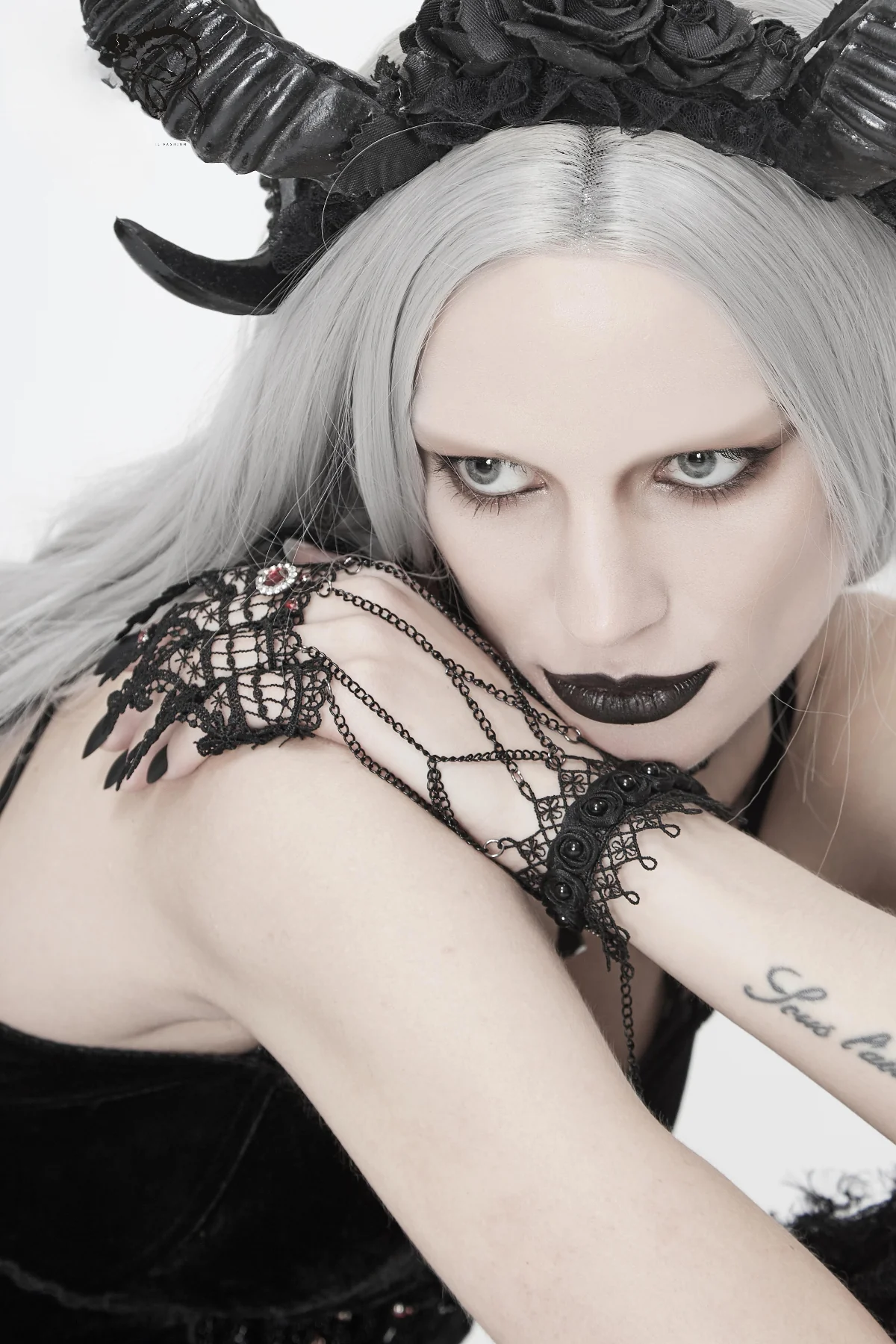 Iris- Gothic Lace Claw Glove (One Hand) - Image 3